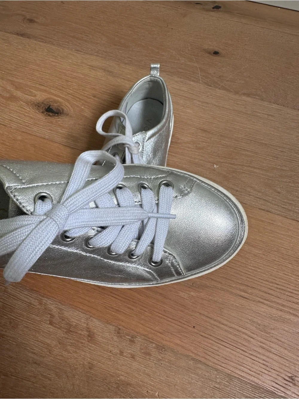 Vionic metallic silver